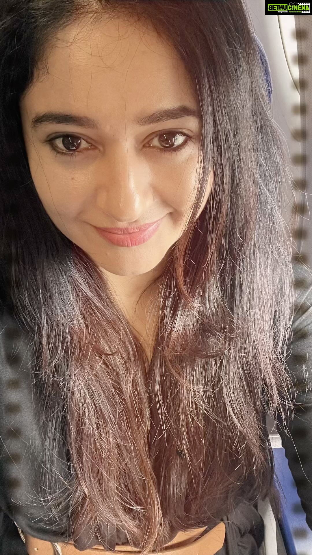 Poonam Bajwa Instagram - Good morning 🌟Have a gooood Friday 🖤