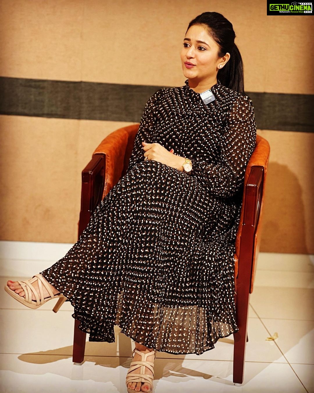 Poonam Bajwa Instagram - Chit chatting💫🌈 #moviepromotions#mainhoommoosa#keraladiaries#mollywood