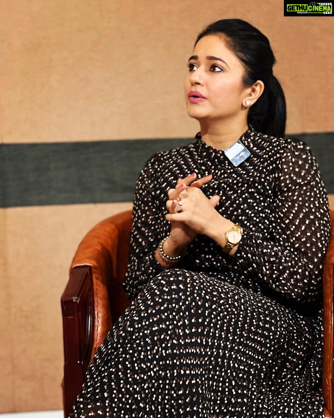 Poonam Bajwa Instagram - Chit chatting💫🌈 #moviepromotions#mainhoommoosa#keraladiaries#mollywood