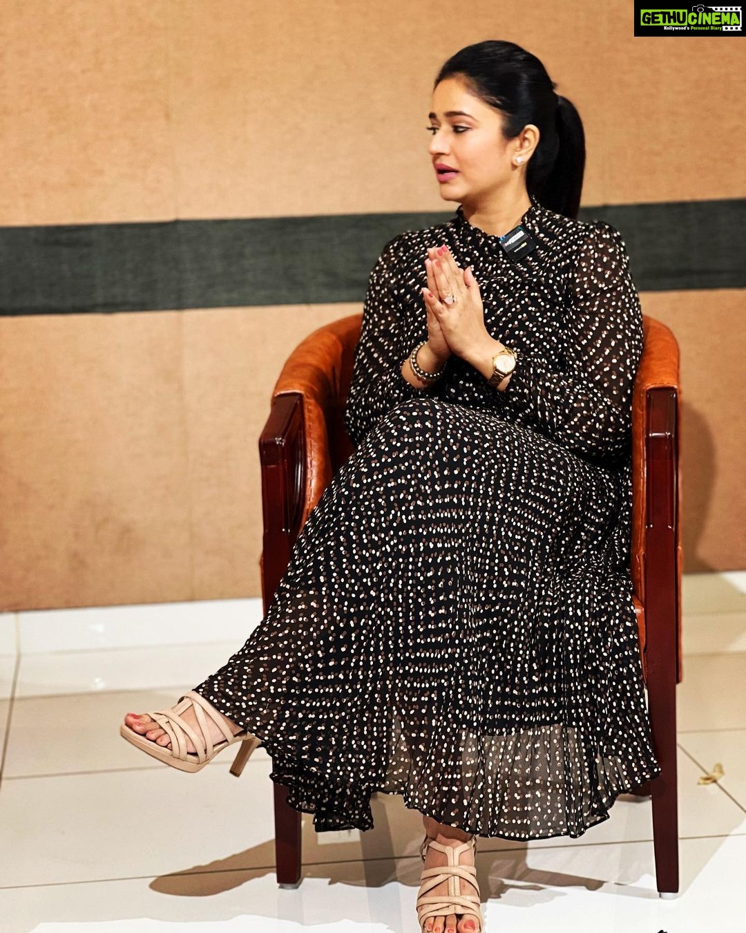 Poonam Bajwa Instagram - Chit chatting💫🌈 #moviepromotions#mainhoommoosa#keraladiaries#mollywood