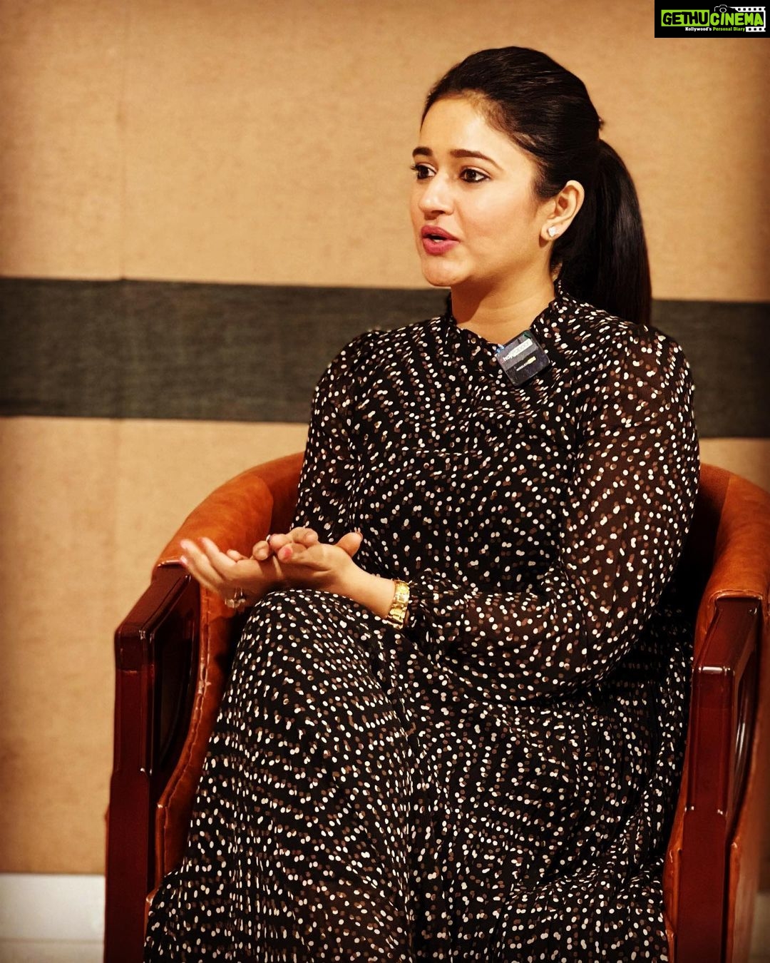 Poonam Bajwa Instagram - Chit chatting💫🌈 #moviepromotions#mainhoommoosa#keraladiaries#mollywood