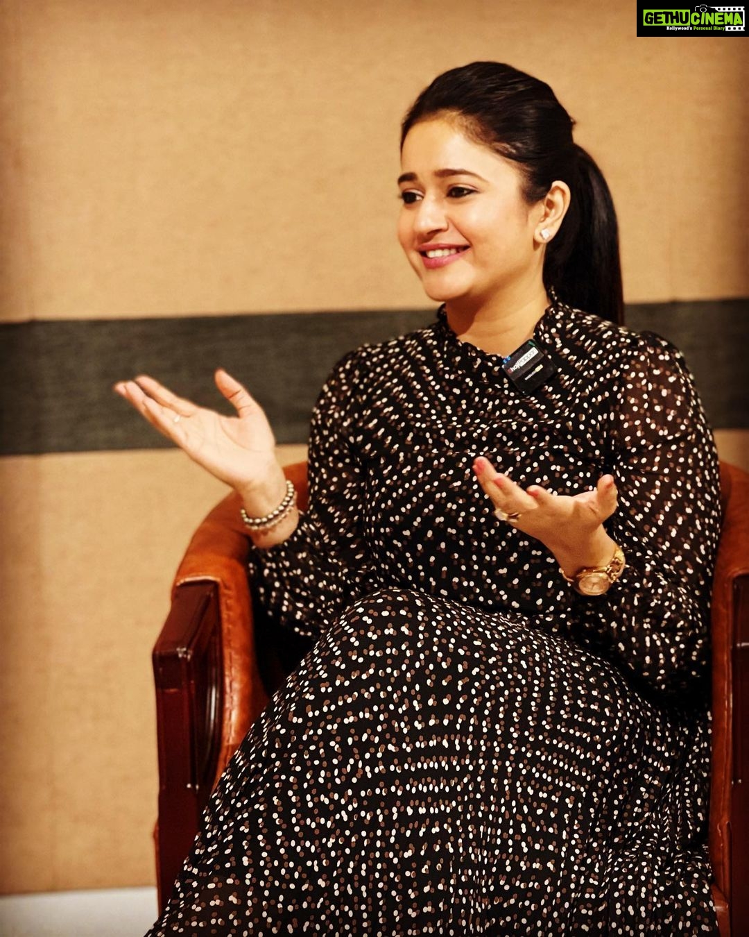 Poonam Bajwa Instagram - Chit chatting💫🌈 #moviepromotions#mainhoommoosa#keraladiaries#mollywood
