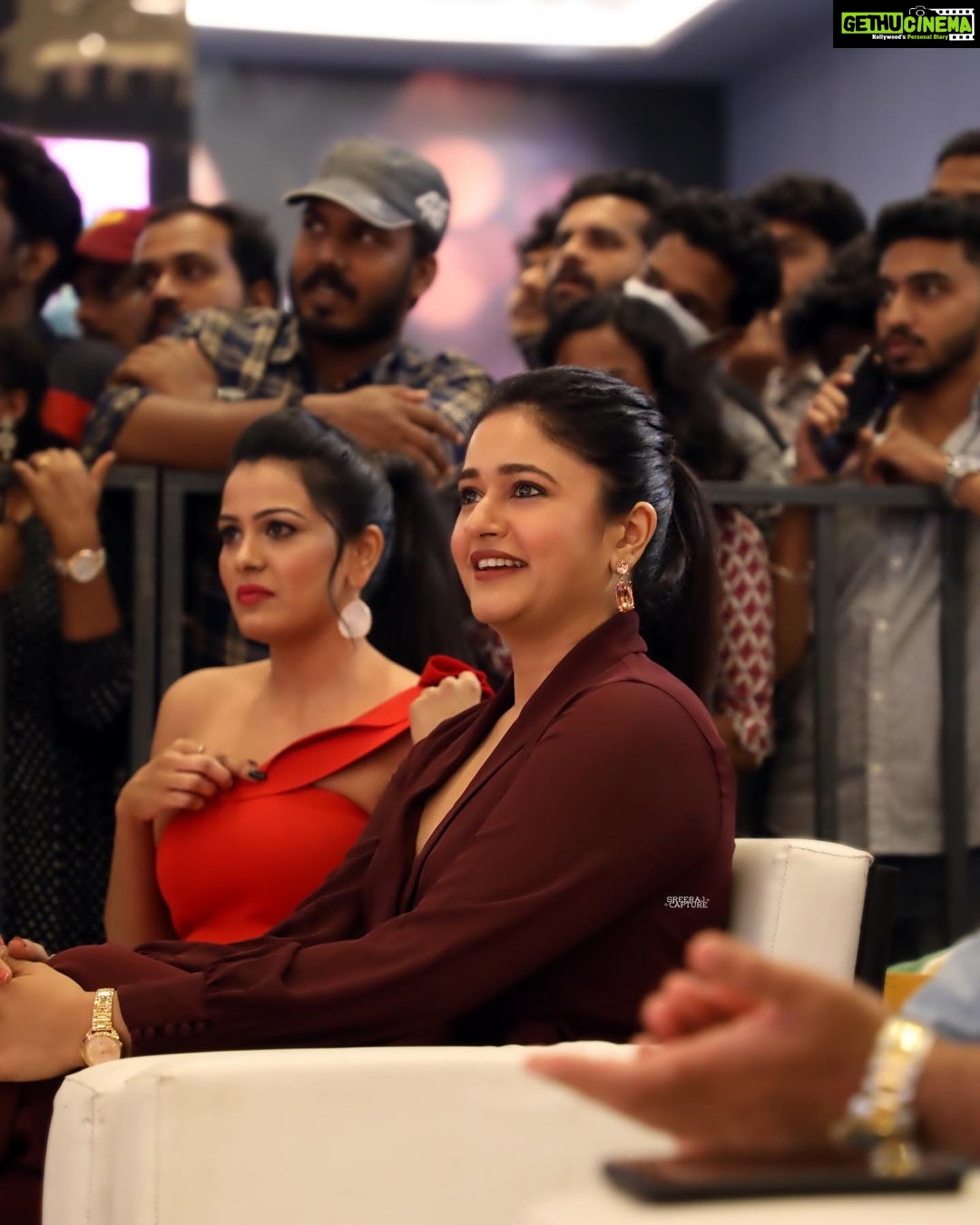Poonam Bajwa Instagram - In Gods own country capital!Main hoom Moosa out on 30 th Septmember 2022!Much much much love ❤️ to Kerala!!! Thank you for these clicks @sreeraj_capture !mainhoommoosa#trivandrumdiaries#lulumalltrivandrum#pressevent#mollywood# LuLu MALL Trivandrum
