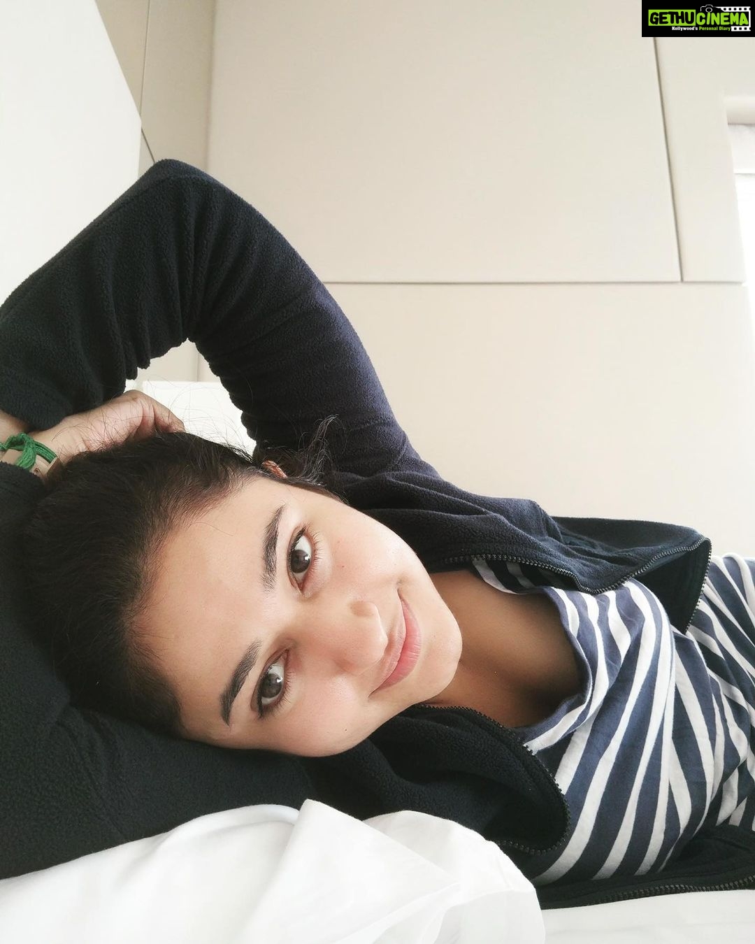 Poonam Bajwa Instagram - Let’s begin the day by taking a small nap or 2 😴 💤 #lazyfeelingday