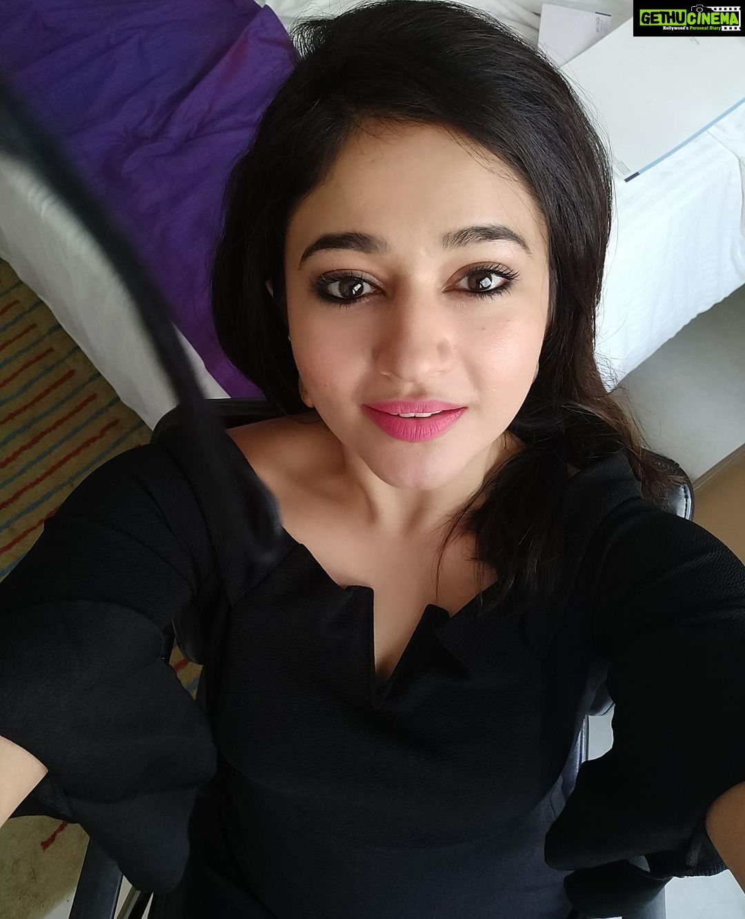 Poonam Bajwa Instagram - “Write it on your heart that everyday is the best day in the year “-Ralph Waldo Emerson What if today is actually the best day ever ? #morningslikethese#newdaynewstart#nowandforward