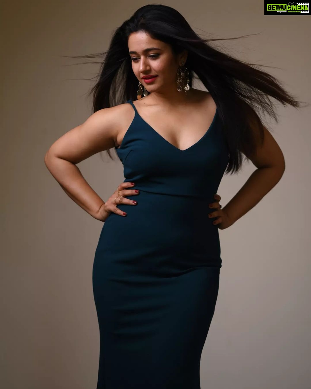 Poonam Bajwa Instagram - "I saw that you were perfect,and so I loved you.Then I saw that you were not perfect and I loved you even more" -Angelita Lim #inloveeveryday#whatmakestheworldgoround #whatmakestheskyblue#whatmakesthegrassgrow#lovewins#everysingletime @curls_and_curves555 📸📸@unique_amit212