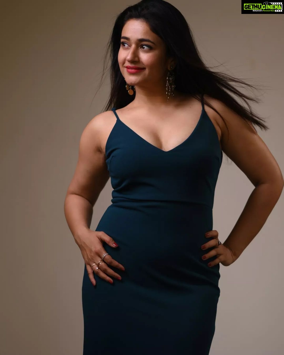 Poonam Bajwa Instagram - "I saw that you were perfect,and so I loved you.Then I saw that you were not perfect and I loved you even more" -Angelita Lim #inloveeveryday#whatmakestheworldgoround #whatmakestheskyblue#whatmakesthegrassgrow#lovewins#everysingletime @curls_and_curves555 📸📸@unique_amit212