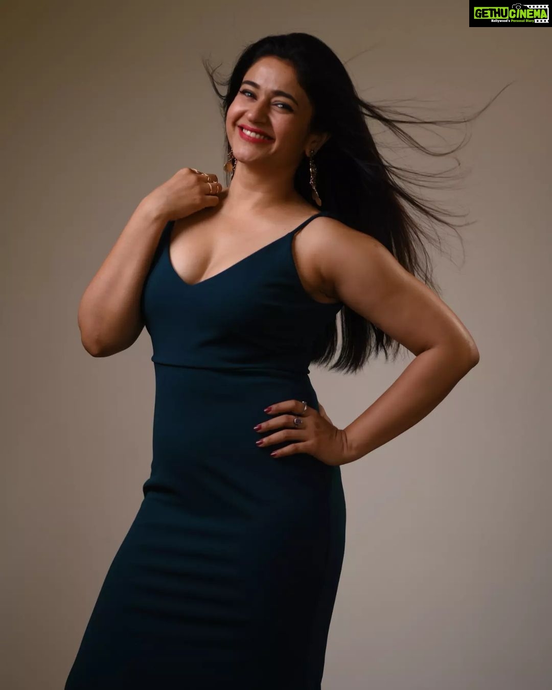 Poonam Bajwa Instagram - "I saw that you were perfect,and so I loved you.Then I saw that you were not perfect and I loved you even more" -Angelita Lim #inloveeveryday#whatmakestheworldgoround #whatmakestheskyblue#whatmakesthegrassgrow#lovewins#everysingletime @curls_and_curves555 📸📸@unique_amit212