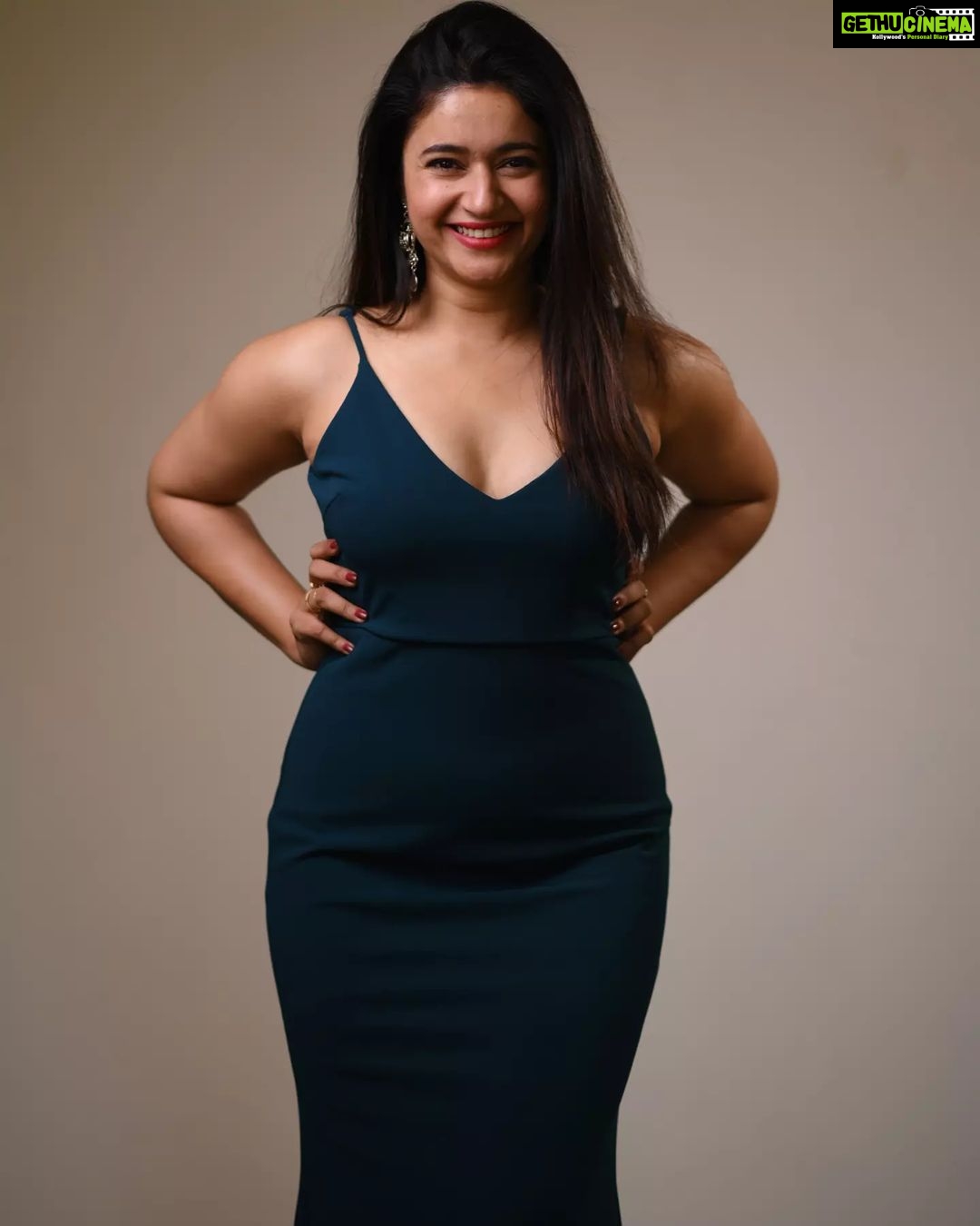 Poonam Bajwa Instagram - "I saw that you were perfect,and so I loved you.Then I saw that you were not perfect and I loved you even more" -Angelita Lim #inloveeveryday#whatmakestheworldgoround #whatmakestheskyblue#whatmakesthegrassgrow#lovewins#everysingletime @curls_and_curves555 📸📸@unique_amit212