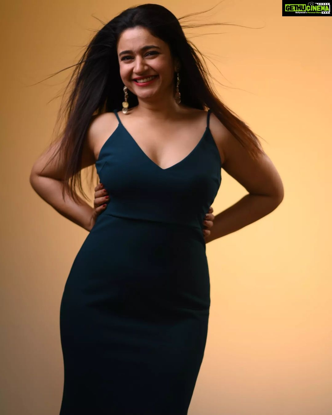 Poonam Bajwa Instagram - "I saw that you were perfect,and so I loved you.Then I saw that you were not perfect and I loved you even more" -Angelita Lim #inloveeveryday#whatmakestheworldgoround #whatmakestheskyblue#whatmakesthegrassgrow#lovewins#everysingletime @curls_and_curves555 📸📸@unique_amit212
