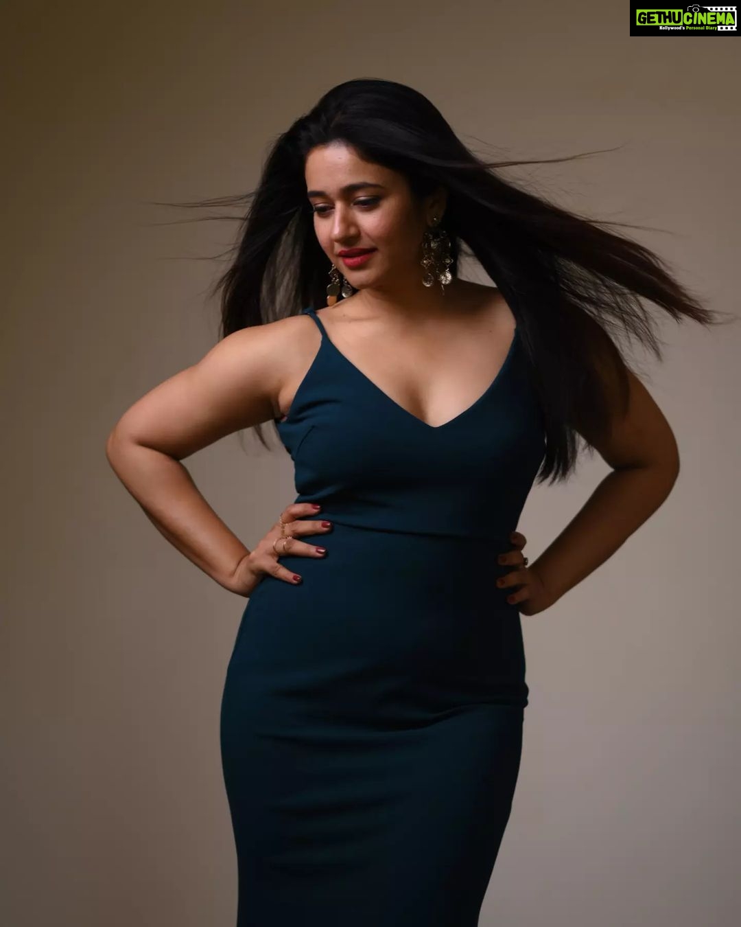 Poonam Bajwa Instagram - "I saw that you were perfect,and so I loved you.Then I saw that you were not perfect and I loved you even more" -Angelita Lim #inloveeveryday#whatmakestheworldgoround #whatmakestheskyblue#whatmakesthegrassgrow#lovewins#everysingletime @curls_and_curves555 📸📸@unique_amit212