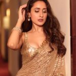 Pragya Jaiswal Instagram – Saree not sorry ✨🌟

Glammed up for @siimawards in :
Outfit @sawangandhiofficial 
Jewellery @anmoljewellers 
Clutch @quirkytalesbyrima 
Styled by @anshikaav 
Team @roshiijain @tanishaas_
Makeup @makeupbymadhushreeganapathy 
Hair & saree draping @makeup_by_reshmabopanna 
Pictures @arunkummar_portraits