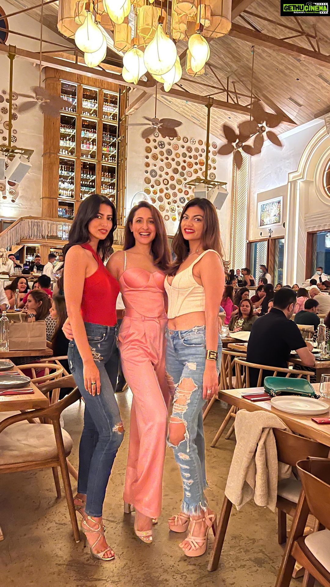 Pragya Jaiswal Instagram - Life’s all colour with them around 💗 @imanasvi @shraddhabee