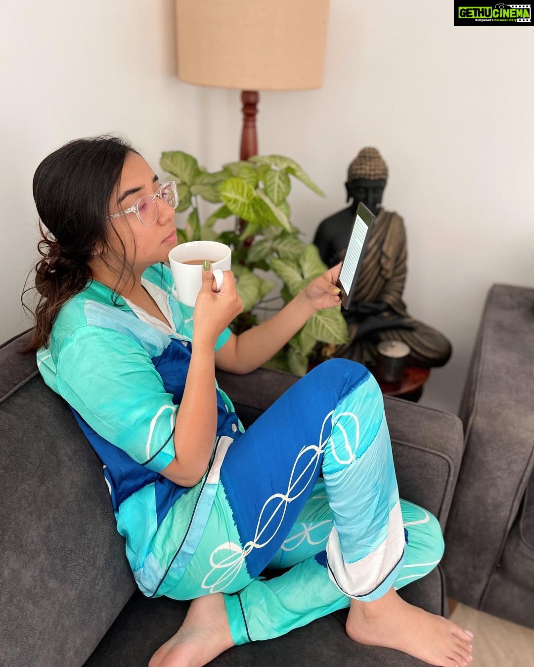 Prajakta Koli Instagram - I rest my chai on my chin. (I know. 😶) What’s your weird habit?