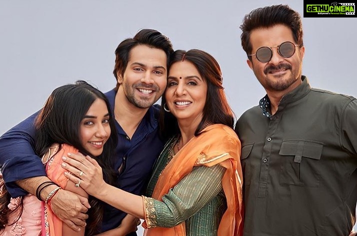 Prajakta Koli Instagram - I am still waiting for this to hit me. Nothing yet. But oh the joy of seeing how much you loved watching JugJugg Jeeyo with your family and frenns! ♥️ Thank you!