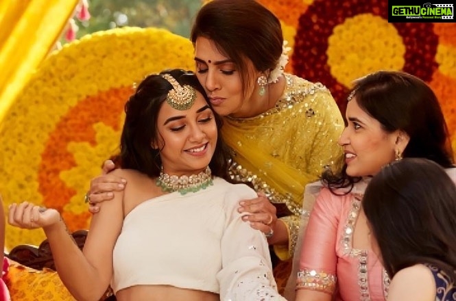 Prajakta Koli Instagram - I am still waiting for this to hit me. Nothing yet. But oh the joy of seeing how much you loved watching JugJugg Jeeyo with your family and frenns! ♥️ Thank you!