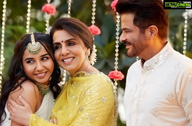 Prajakta Koli Instagram - I am still waiting for this to hit me. Nothing yet. But oh the joy of seeing how much you loved watching JugJugg Jeeyo with your family and frenns! ♥️ Thank you!