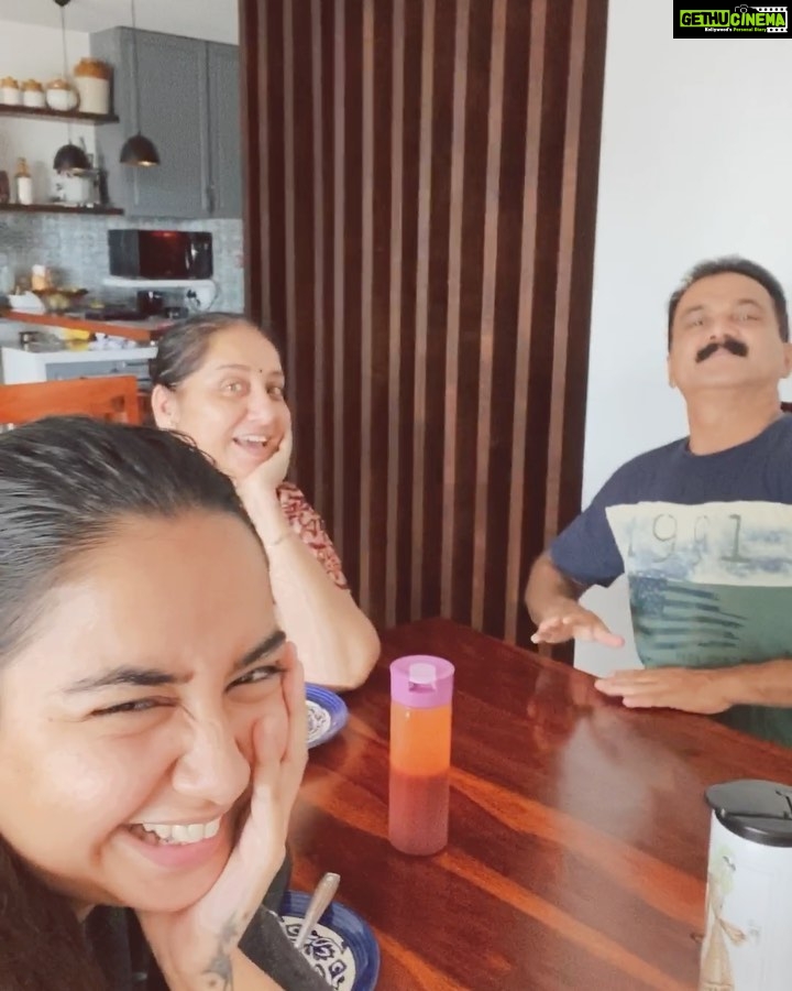 Prajakta Koli Instagram - Just a regular morning in the Koli household! Naarali Pournimechya Shubhechha!!🥥💫 #HeeHee