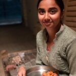 Prajakta Koli Instagram - Day 116 of #SelfQuarantine : Answering all your questions about #KhayaliPulao in today’s #SawaalSaturday video! Leave them below!! Hee hee! So excited for today’s video!! Chalo!