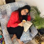 Prajakta Koli Instagram - Day 92 of #SelfQuarantine : Camera battery died mid-shoot so took a lil chai and Murakami break!♥️ It’s GO-GO-GO day! #Hmm