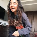 Prajakta Koli Instagram - As much as I miss my team for their superior production skills, I miss them most for always holding me back from procrastinating while on set. Ahh well, here we are. #GoodMorning #VideoDay