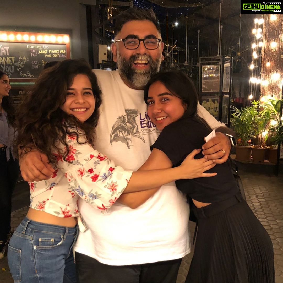 Prajakta Koli Instagram - My dear dear @akvarious has a beautiful play called ‘What Planet Are You On?’ AND I INSIST that you watch it! They are performing today at Prithvi at 6pm and 9pm. Please go watch it you’re gonna laugh and smile and fall in love with it! You can buy tickets at the venue! ♥️ 📷- @originalpiece_ ♥️🤗