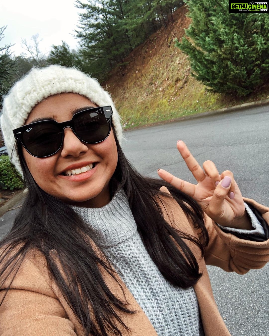 Prajakta Koli Instagram - Woke up without an alarm, made my breakfast and ate it while watching Netflix, took a long shower, danced in it and then spent the day with my closest friends without worrying about a thing. What a day. Needed this time off. ♥️ Now we’re going to eat Chinese takeout while watching Golmaal. #DazDaLayf Gatlinburg, Tennessee