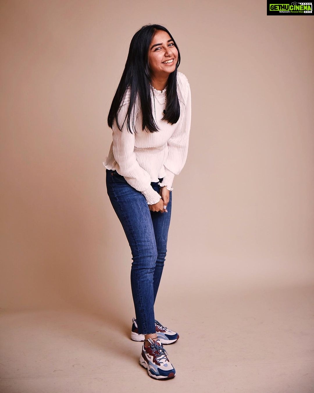Prajakta Koli Instagram - After dropping the trailer of #PrettyFit, I am So proud to announce that I will be a part of another YouTube Originals Docu-Series about Girls Education with @michelleobama !!!! And the fact that I get to do this with power ladies @lizakoshy and @_thembemathe as a #CreatorsForChange Ambassador just makes it that much amazing! Thank you for giving me this life! #Grateful The series come out in March 2020! ♥️ 📷- @tvguidemagazine @josh_fogel