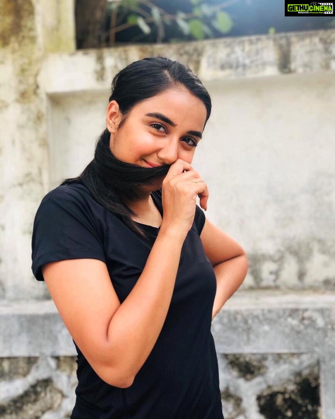 Prajakta Koli Instagram - @mipalkarofficial taught me how to pose! #GoodMorning Styled by @shreejarajgopal Assisted by @priyankashirodkarajwani Makeup by @madhuradeokute Hair by @vicharemeghna