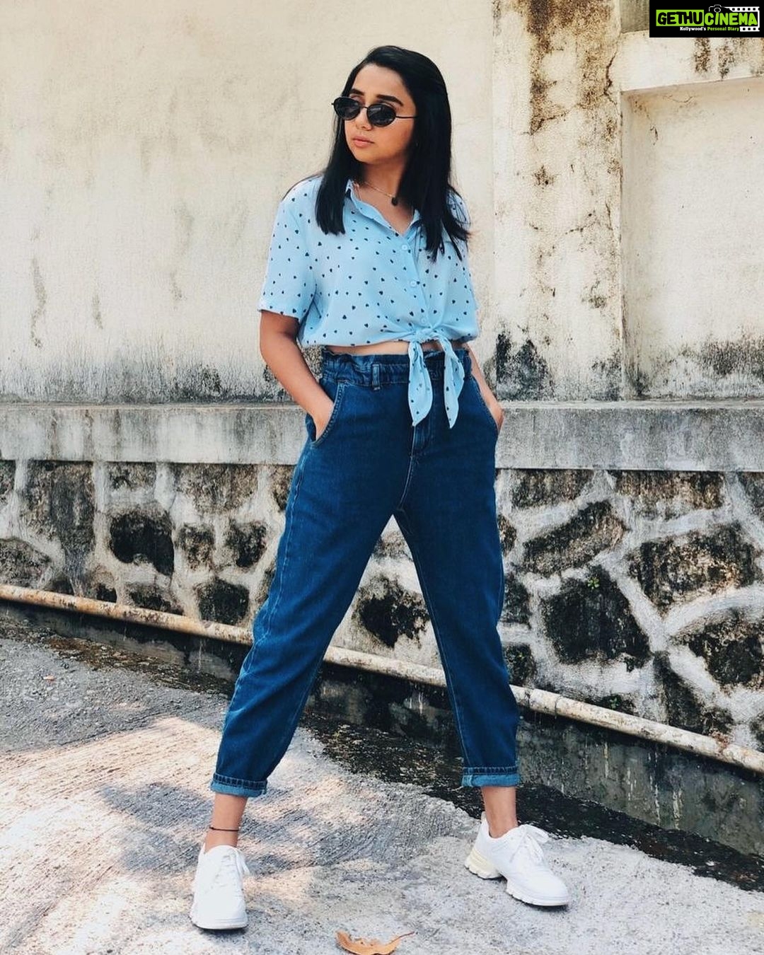 Prajakta Koli Instagram - Make 👏🏼 it 👏🏼 work 👏🏼 #Grateful Styled by @shreejarajgopal Assisted by @priyankashirodkarajwani Makeup by @madhuradeokute Hair by @vicharemeghna