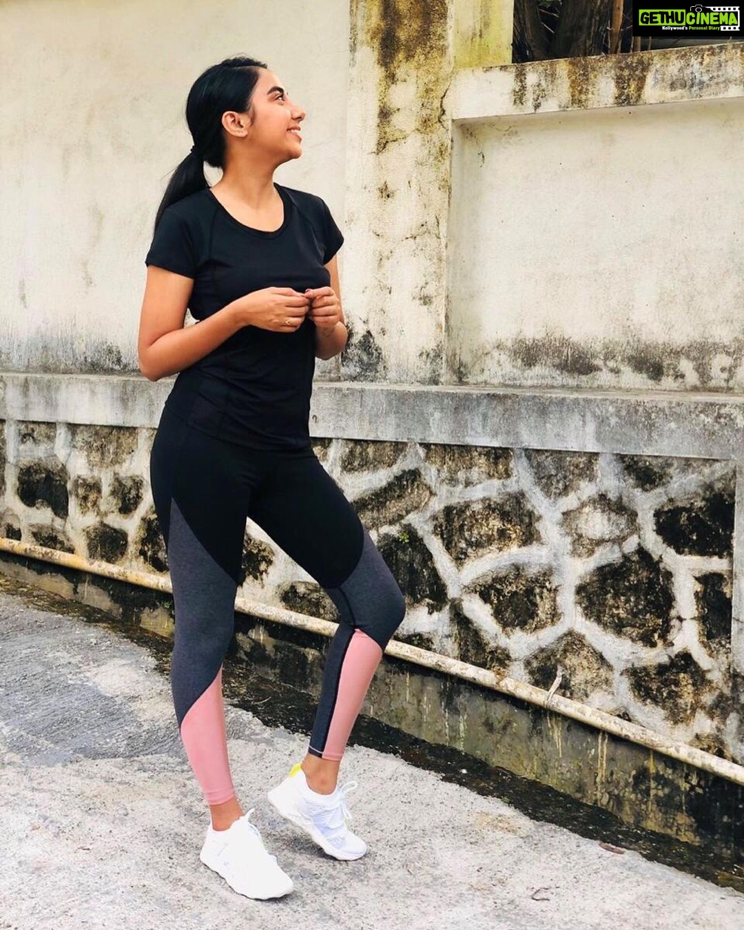 Prajakta Koli Instagram - @mipalkarofficial taught me how to pose! #GoodMorning Styled by @shreejarajgopal Assisted by @priyankashirodkarajwani Makeup by @madhuradeokute Hair by @vicharemeghna