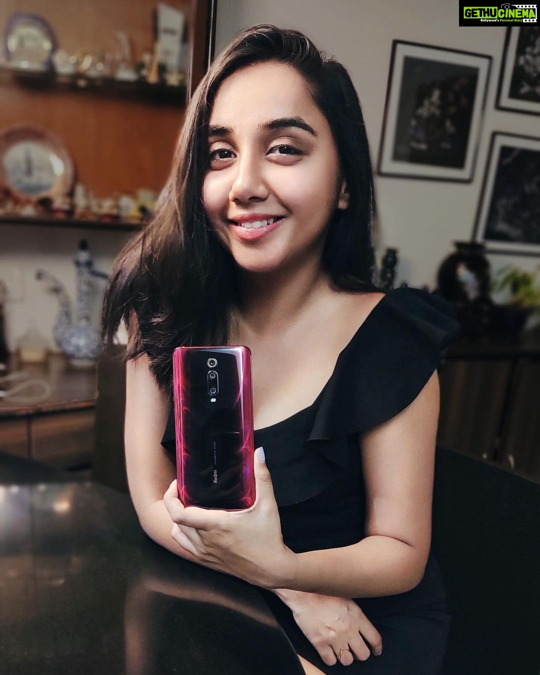 Prajakta Koli Instagram - Look at that killer #RedmiK20Pro! 🔥 BTW did you guys hear? You can get the #RedmiK20 Series anytime from mi.com or @flipkart starting 12 noon today! Gear up to be an #Alpha! @redmiindia @xiaomiindia