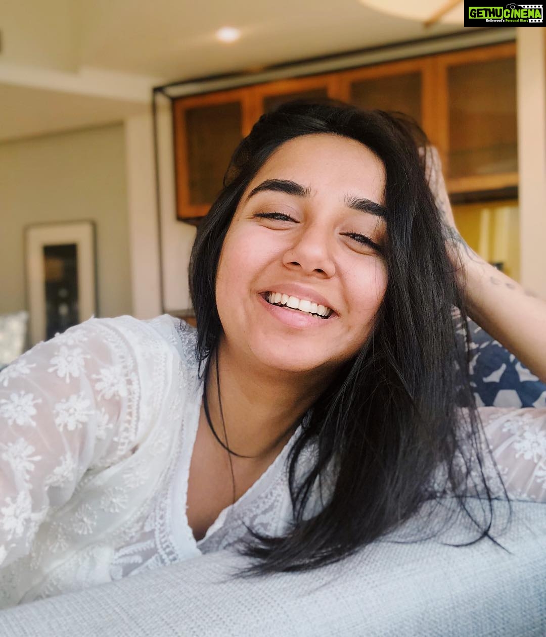 Prajakta Koli Instagram - High on Daal Makhni. #HappyPuppy - Gethu Cinema Prajakta Koli Instagram - High on Daal Makhni. #HappyPuppy - Gethu Cinema