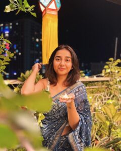 Prajakta Koli Instagram - Just wrapped everything I had to finish at work. Can’t wait to spend the next few days with love, light and Karanjis!🥳 
Happy almost Diwali to you!♥️
..
Wearing this gorgeous saree by @sawenchi sent by @priyabapat ♥️