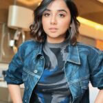 Prajakta Koli Instagram - Amazing prime video, yaar. 🤸 … Makeup by @sahithya.shetty Hair by @shrushti_birje Styled by @sakshi312 … @levis_in @oceedeeshoes