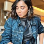 Prajakta Koli Instagram - Amazing prime video, yaar. 🤸 … Makeup by @sahithya.shetty Hair by @shrushti_birje Styled by @sakshi312 … @levis_in @oceedeeshoes