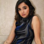 Prajakta Koli Instagram - Kya bath hai. 🛁 … Makeup by @sahithya.shetty Hair by @shrushti_birje Styled by @sakshi312 📷- @flyingparatha … 👕- @levis_in