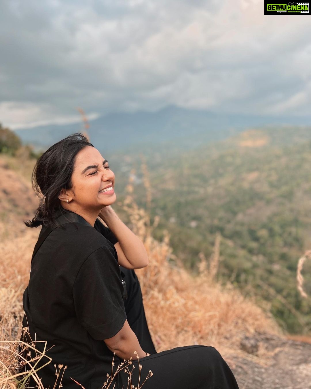 Prajakta Koli Instagram - Looking forward, 2022. Be nice. 🥂