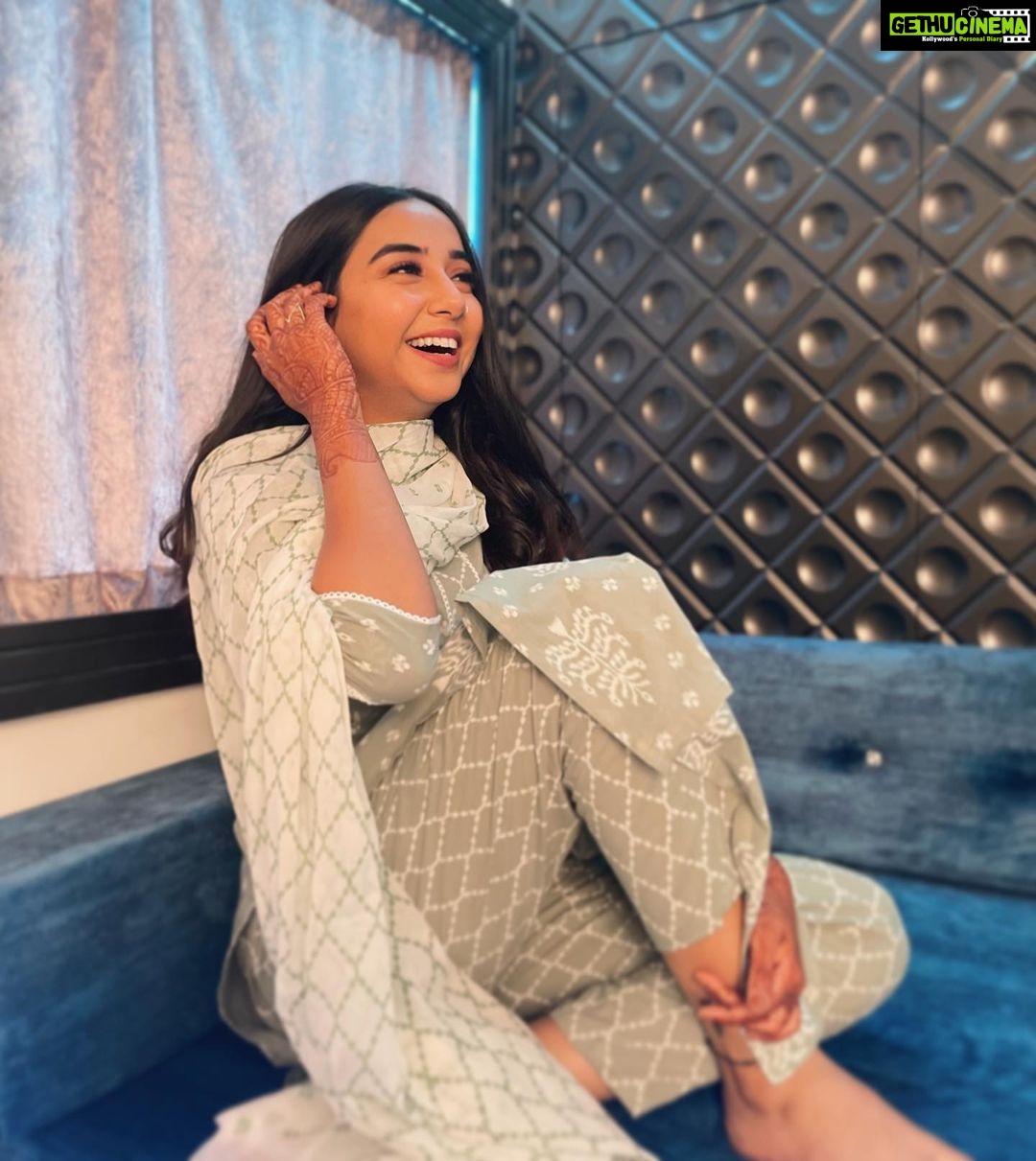 Prajakta Koli Instagram - Trust @madhuradeokute to click pictures of me right before and after I pose. Hieee. 🥰
