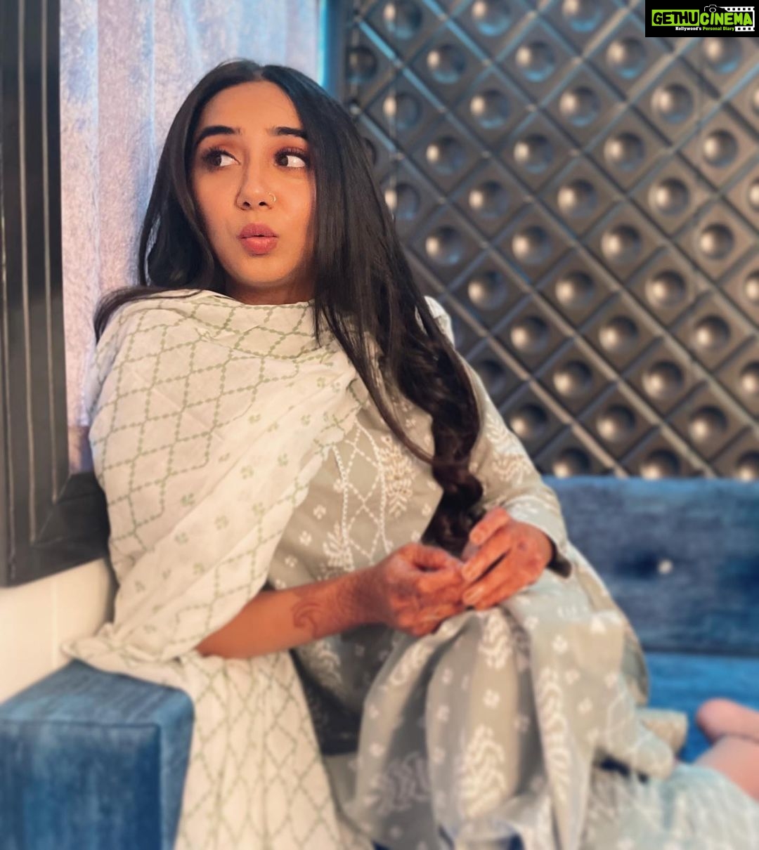 Prajakta Koli Instagram - Trust @madhuradeokute to click pictures of me right before and after I pose. Hieee. 🥰