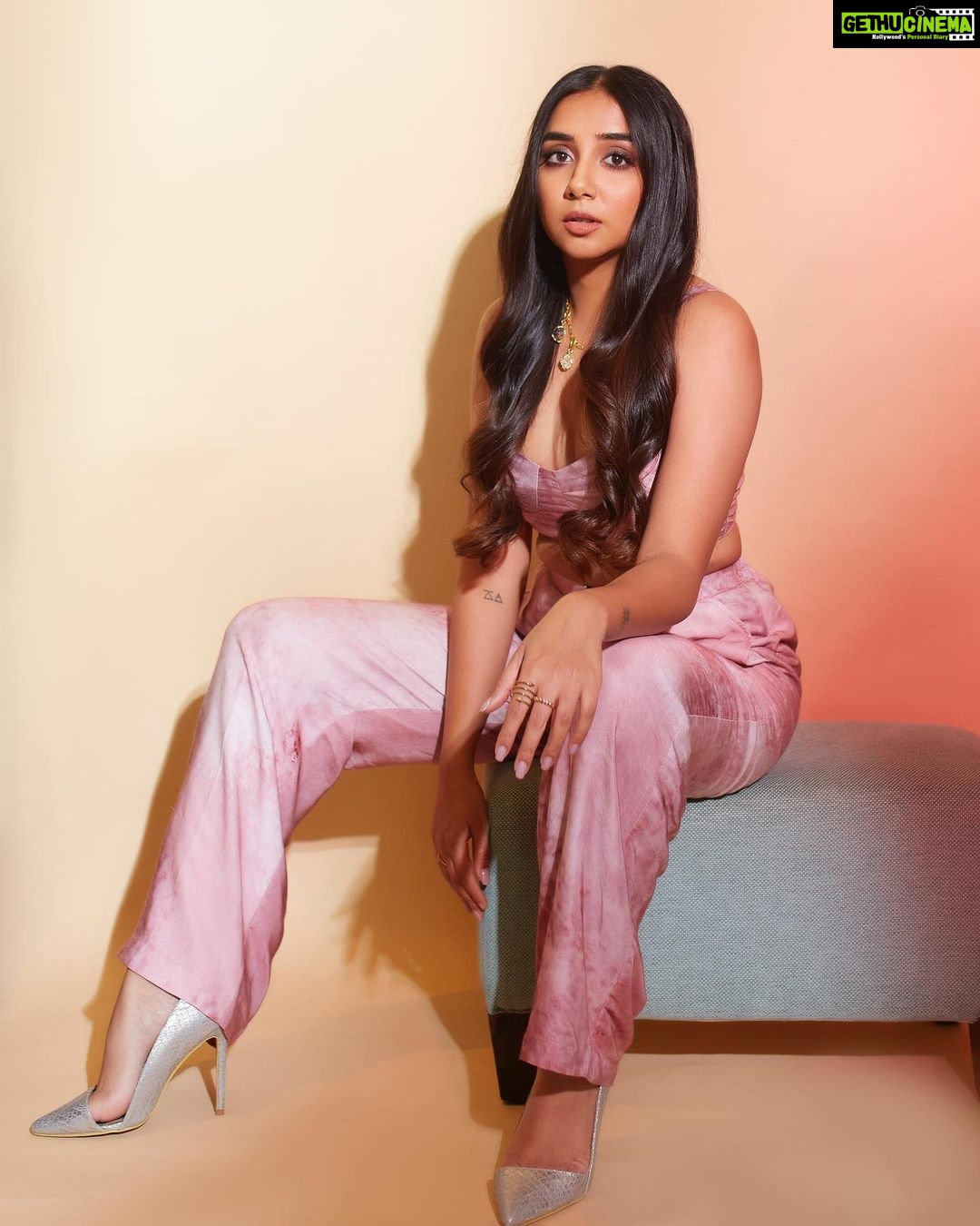 Prajakta Koli Instagram - Get yourself someone who looks at you like I look at me. .. Makeup - @sahithya.shetty Hair - @rupali.dhumal Styling - @sakshi312 📷- @shivamguptaphotography Makeup asst.- @sujata_mandiyal 📷 asst.- @rascalwithacamera