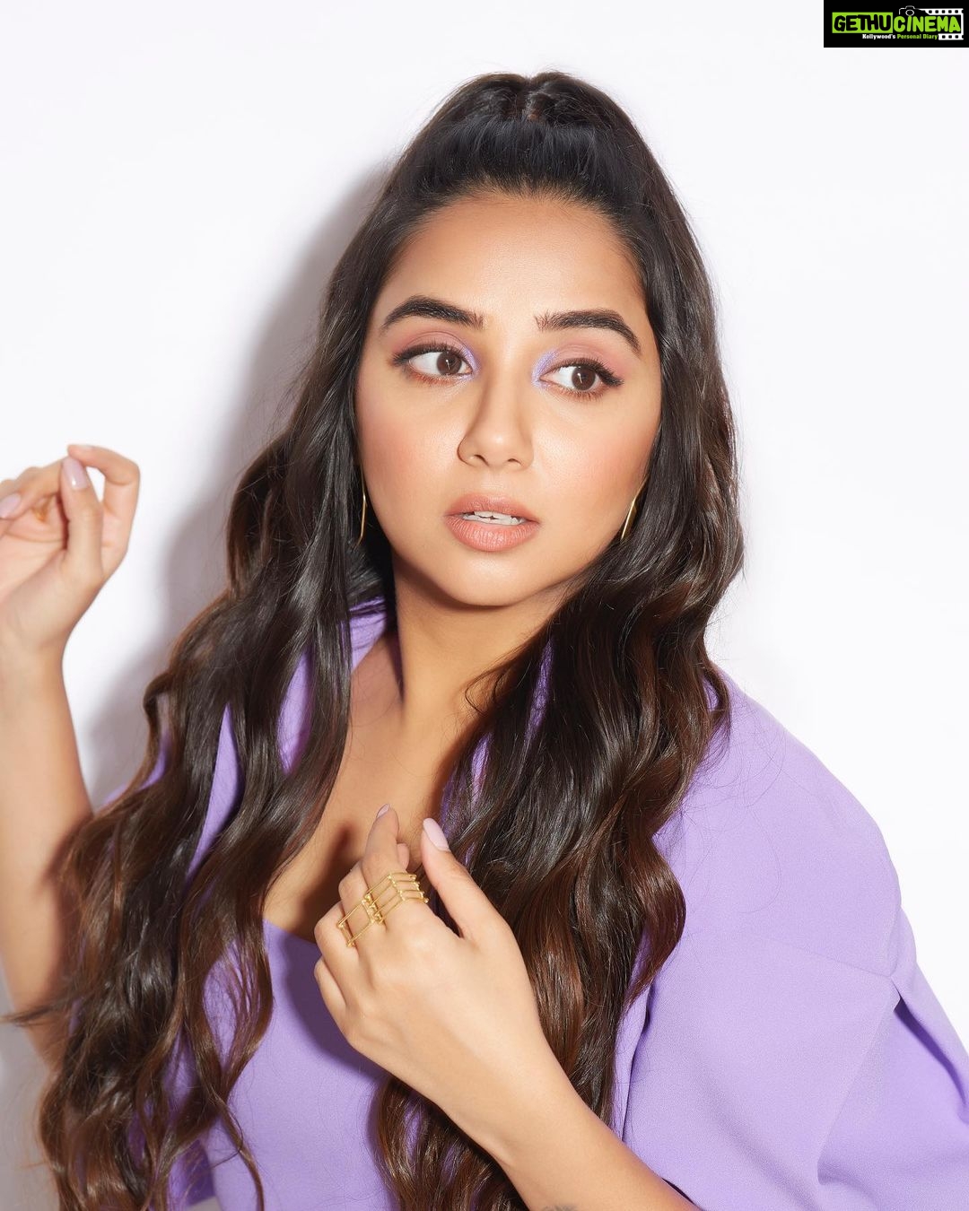 Prajakta Koli Instagram - Eight days a week, I love you. π .. Today, for @netflix_in βs Comedy Premium League promotions. Makeup - @sahithya.shetty Hair - @rupali.dhumal Styled by @sakshi312 π·- @shivamguptaphotography Makeup asst. - @volumesalonbysujata π· asst.- @rascalwithacamera