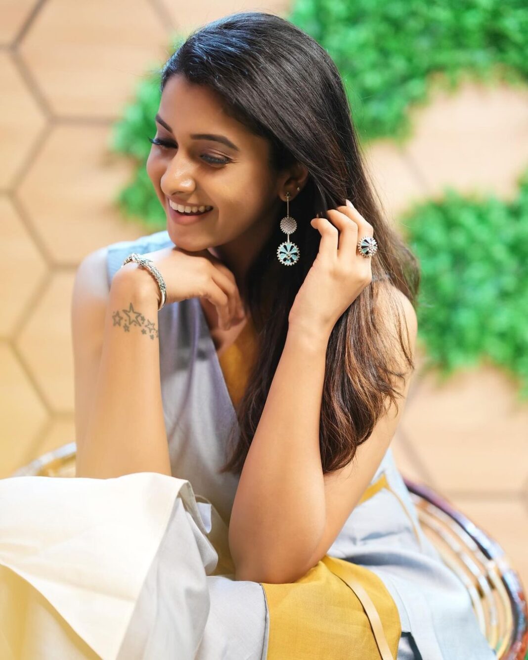 Priya Bhavani Shankar Instagram - 🙋🏻‍♀️ Styling @niru05_raghupathy Outfit @ampmfashions Jewellery @amrapalijewels @amethystchennai Footwear @birkenstockin PC @arunprasath_photography