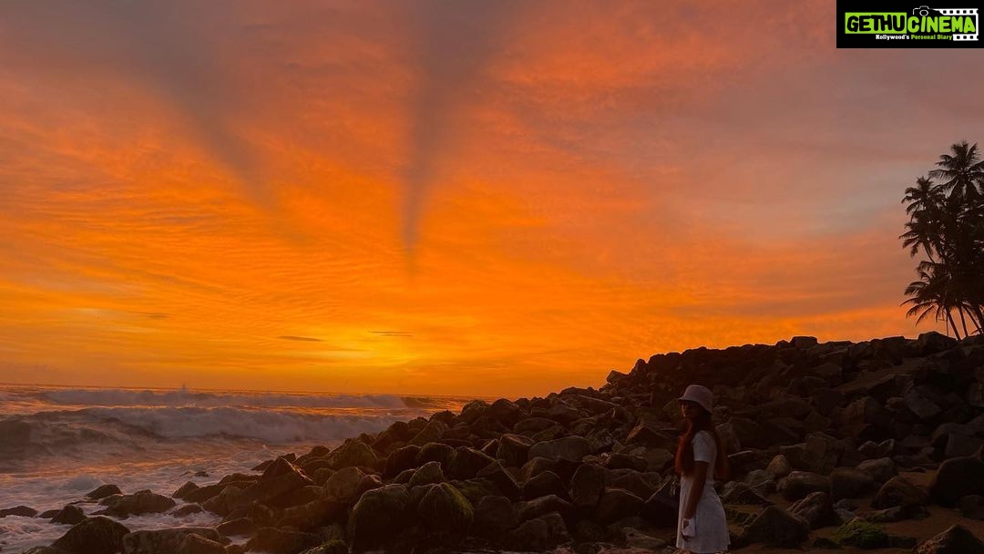 Priya Varrier Instagram - Ivory and orange hues..🌅 Varkala