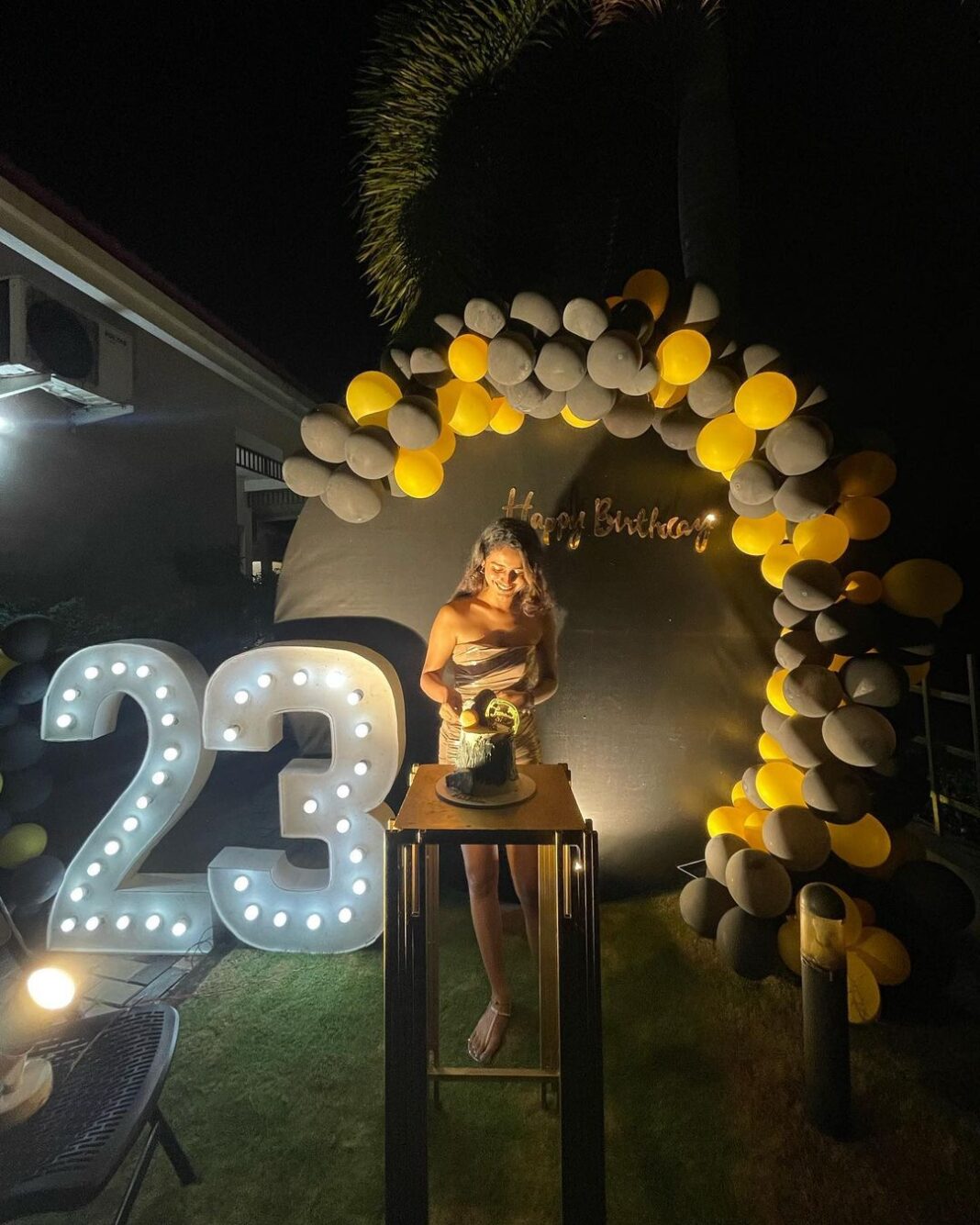Priya Varrier Instagram - Best birthday ever! Love and gratitude only✨💖 #23 @voye_homes @choconestbakes @handmadehappinessevents
