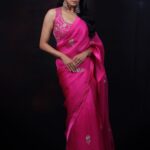 Priyamani Instagram - Think PINK!!💕💕💕💞💞💞💞 In order to be irreplaceable….one must always be different ❤️❤️ Saree : @real_weaverstory x @sonyashaikh Jewellery : @20am_design PR: @vblitzcommunications Styling : @mehekshetty ❤️❤️ MUH : @pradeep_makeup @shobhahawale 📸 : @rainbow_photography_official @v_capturesphotography ❤️ Personal assistant: @prasad_idiot #filmfaresouth2022 #thinkpink🎀 #lovesarees