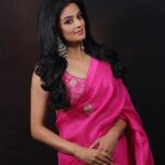 Priyamani Instagram - Think PINK!!💕💕💕💞💞💞💞 In order to be irreplaceable….one must always be different ❤️❤️ Saree : @real_weaverstory x @sonyashaikh Jewellery : @20am_design PR: @vblitzcommunications Styling : @mehekshetty ❤️❤️ MUH : @pradeep_makeup @shobhahawale 📸 : @rainbow_photography_official @v_capturesphotography ❤️ Personal assistant: @prasad_idiot #filmfaresouth2022 #thinkpink🎀 #lovesarees