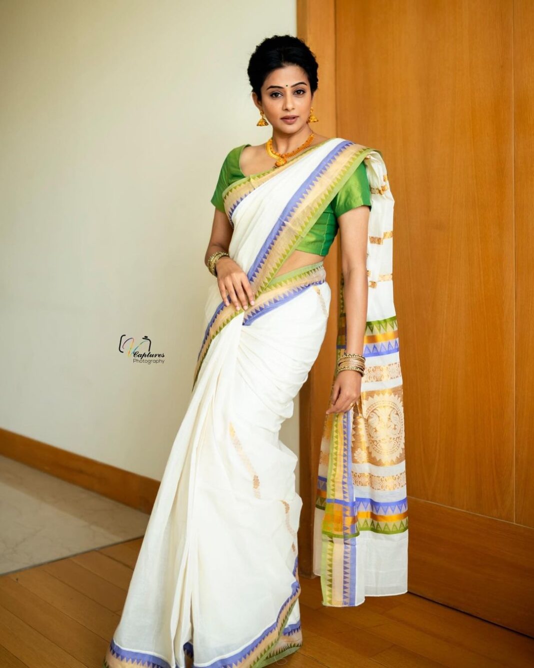 Priyamani Instagram - എല്ലാവർക്കും എന്റെ ഹൃദയം നിറഞ്ഞ ഓണാശംസകൾ Thank you @kaumudiofficial for the wonderful jewellery!! Thank you @v_capturesphotography ❤️