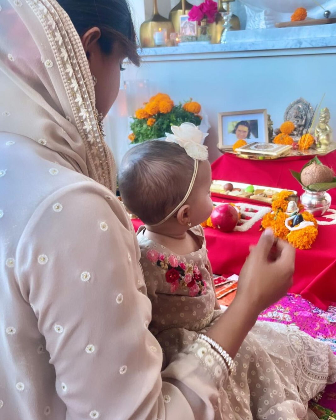 Priyanka Chopra Instagram - Love, peace and prosperity to all. From a heart truly laden with gratitude, I wish you all a Happy Diwali. Sorry I’m a little late but decided to stay in the moment just a little bit longer.. ॐ नमः शिवाय From ours to yours. Love and light 🪔🙏🏽❤️ PS: missed u @siddharthchopra89 Home