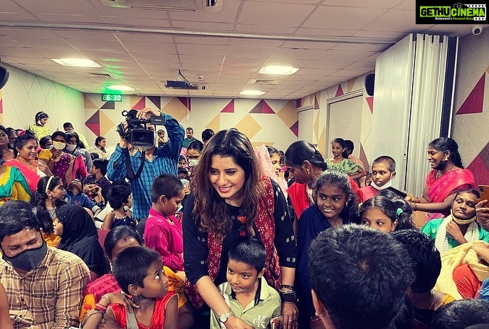 Priyanka Deshpande Instagram - Cancer is just a chapter in our lives and not the whole story. Spent an evening with these lovely children who recovered from cancer. Yes! Cancer in children is curable. A big hug from me to all the kids who are fighting cancer. Thank you @rayoflightfoundation_ngo 🙏🏻 ❤ Dr Priya and Dr Ilan for inviting me to meet these lovely kutties. Adi kadi nanga fun panna porome❤❤ . . . #children #wecanfightthis #cancerinchildreniscurable #cancerinchildrenawareness #rayoflightindia